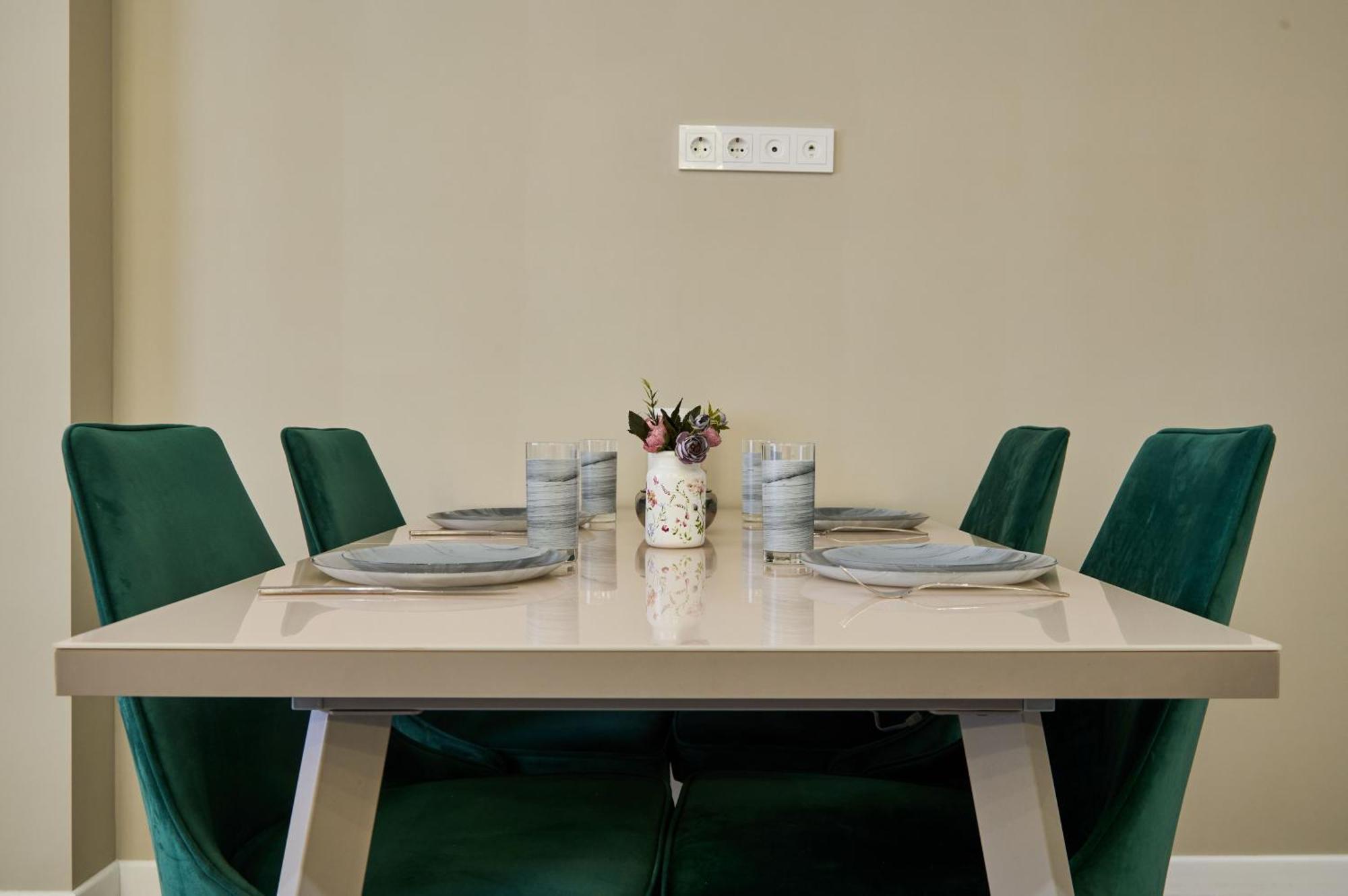 Five Business-Class Rooms In R-House Near Mega Center Алма Ата Екстериор снимка